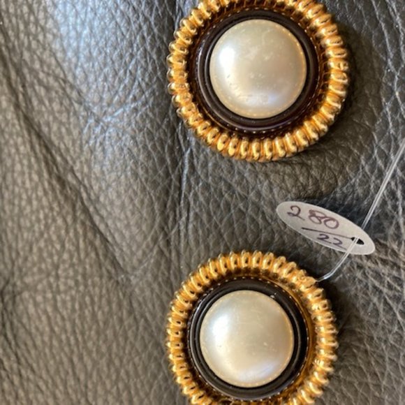 chanel Jewelry - Chanel vintage large clip on